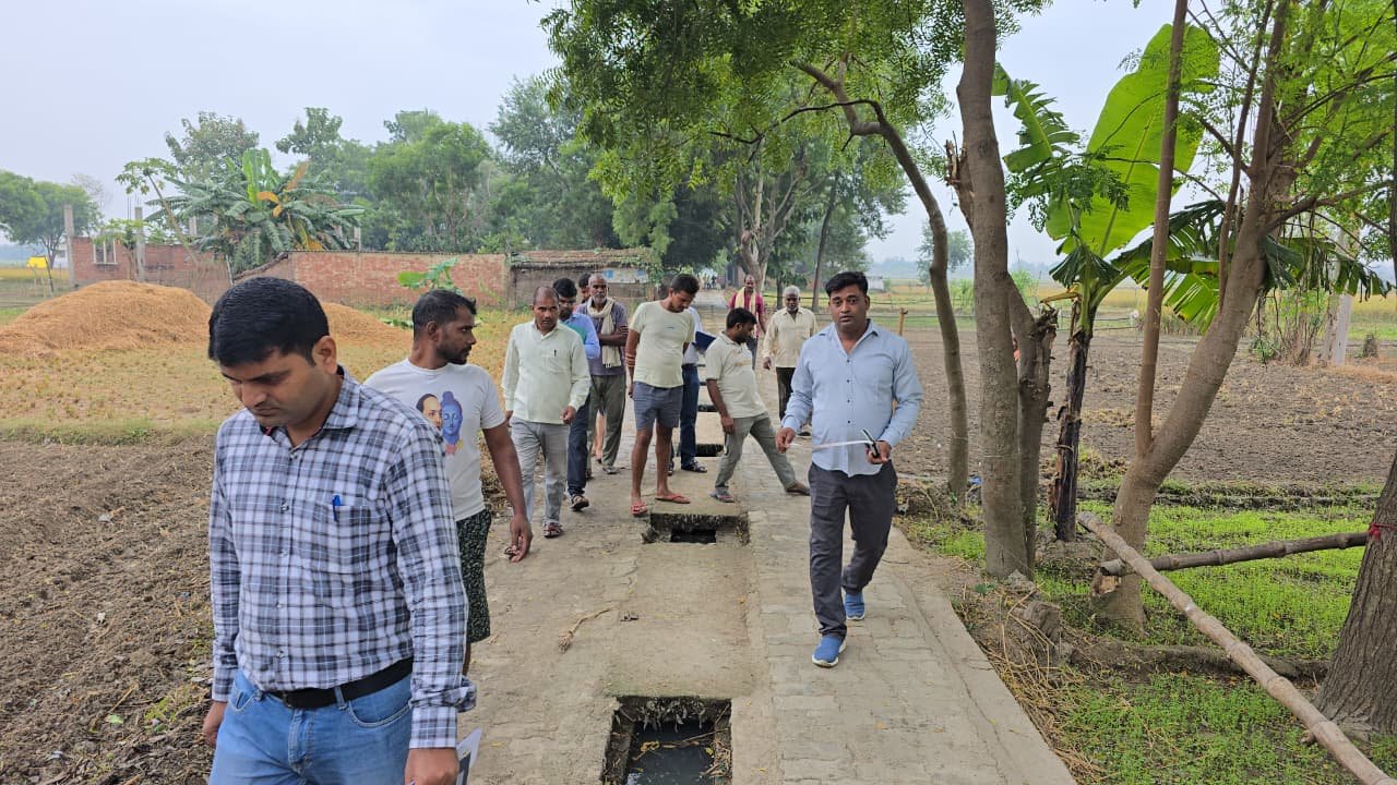 अतरौलिया: जमीन नन्दना में विकास कार्यों की खुली जांच, अमृत सरोवर और इंटरलॉकिंग सड़क का तकनीकी टीम ने लिया जायजा